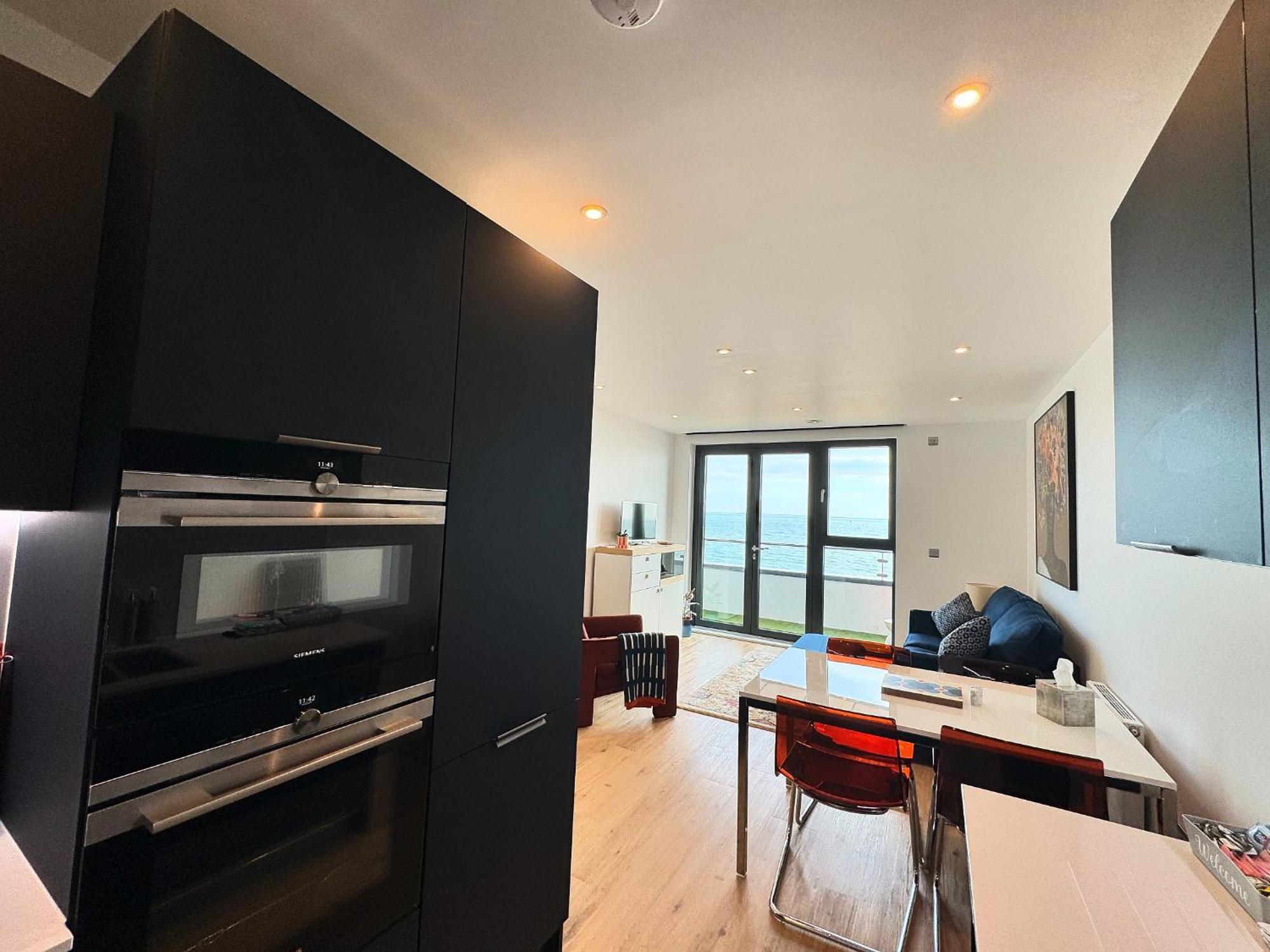 Stunning Beach Front Apartment With Sea Views, Free Parking & Balcony Ramsgate Exterior foto