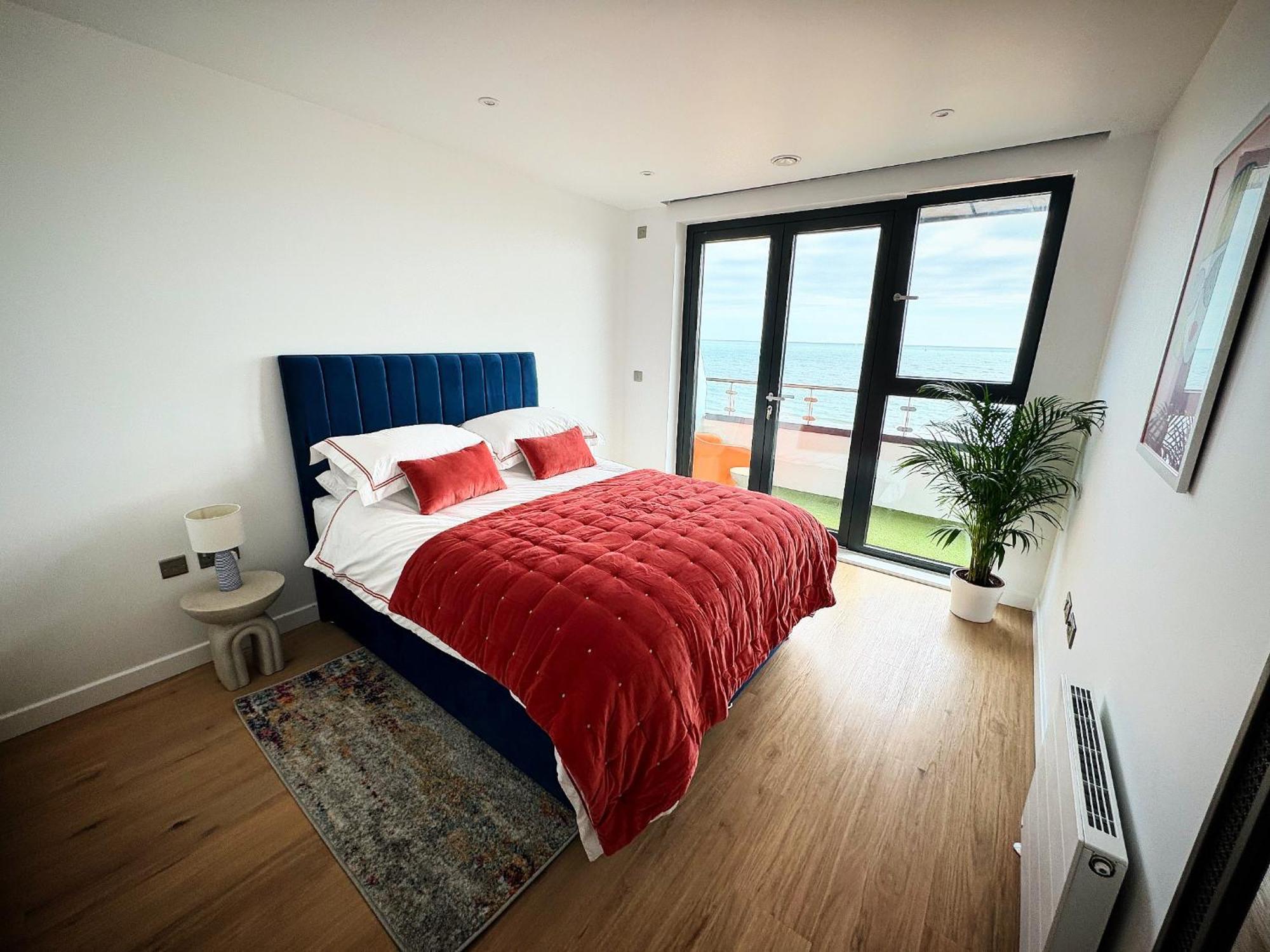 Stunning Beach Front Apartment With Sea Views, Free Parking & Balcony Ramsgate Exterior foto